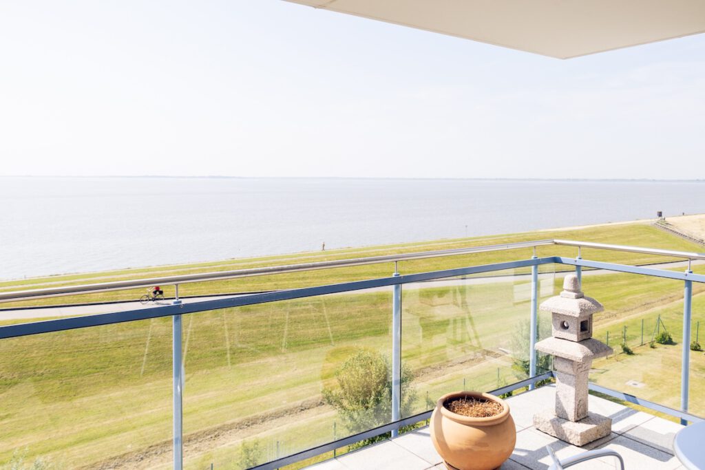 Balkon mit Blick auf den Jadebusen aus einem Immobilienangebot