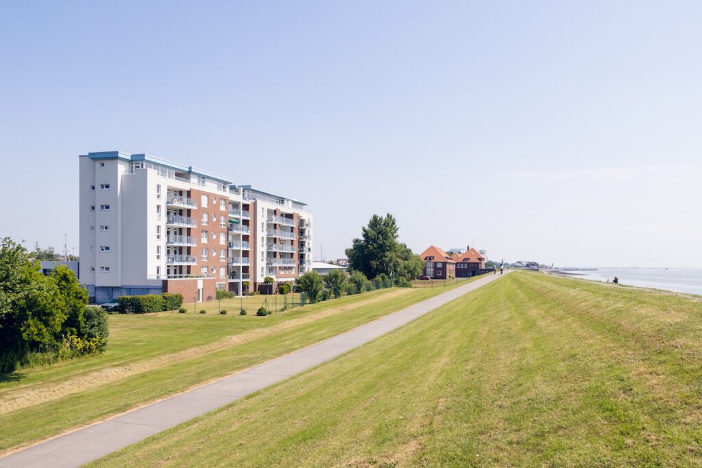 Deich am Südstrand mit einer Immobilie aus einem Immobilienangebot