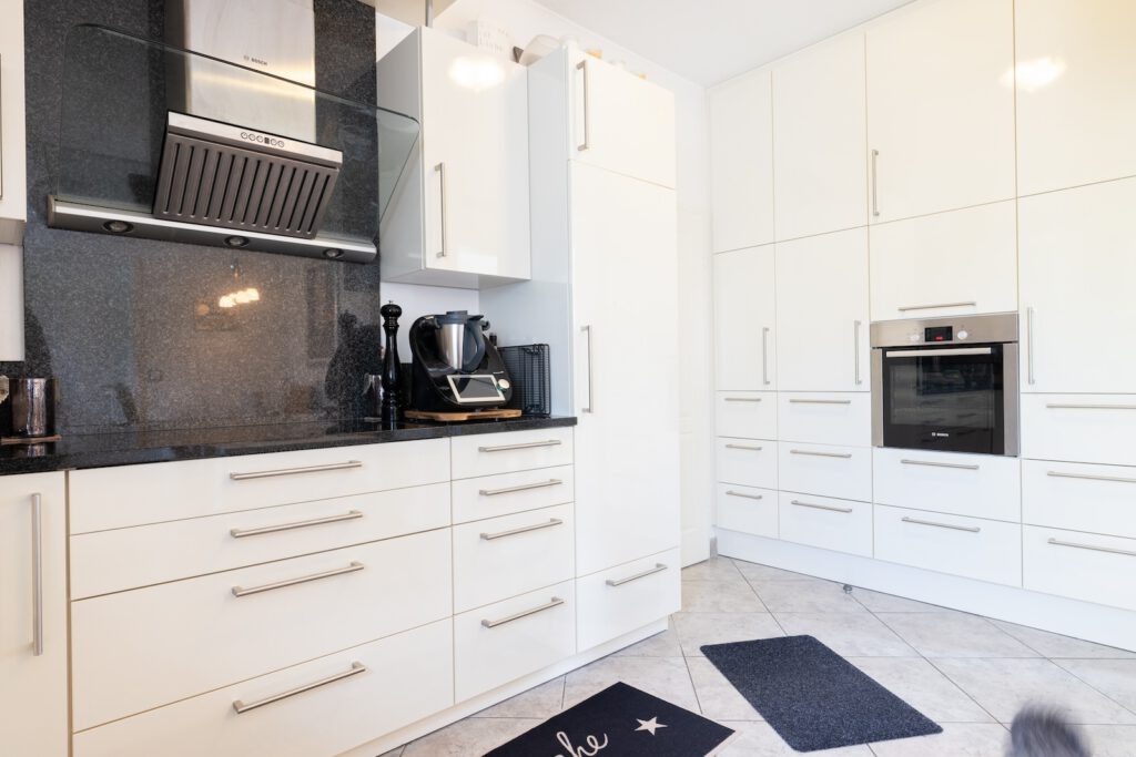 Weiße Küche aus einem Immobilienangebot